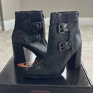NEW! Black snakeskin belt buckle boots